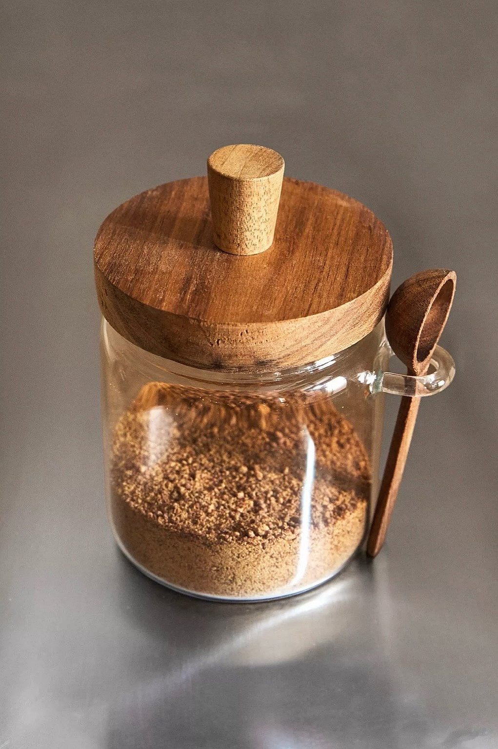 Glazen voorraadpot met acacia houten deksel en lepel